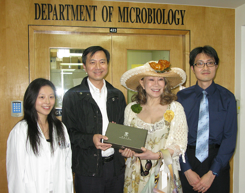 Ms Eunice Lam receiving a souvenir from Professor Patrick Woo Chiu-yat and Department staff