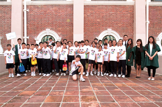 On My Way to HKU Student Buddies and a group of pupils touring Main Building. ''I hope their visit to HKU will truly help them to develop a positive attitude towards learning!'' said Anthea Chu (3rd right, in green gown; LLB Year 4).