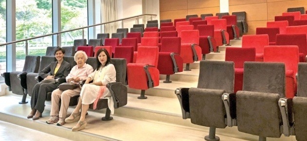 (From left) Ms Barbara Mok 莫瑋坤 (LLB 1980; PCLL 1981; LLM 1988), Dr Kan Lai-bing 簡麗冰 (BSc 1957; PhD 1968), long-time friend of the late Ms Mok; and Ms Bernadette Tsui 徐詠璇, Associate Vice-President (Development & Alumni Affairs)